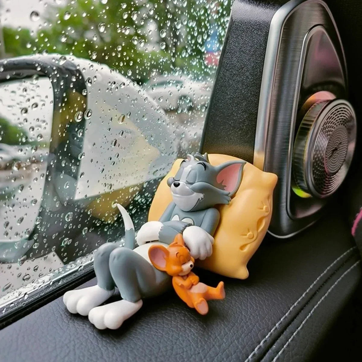 Tom & Jerry Cartoon Desk Figurines – Cute Cat & Mouse Ornaments for Home, Office, Car Decor & Collectible Display