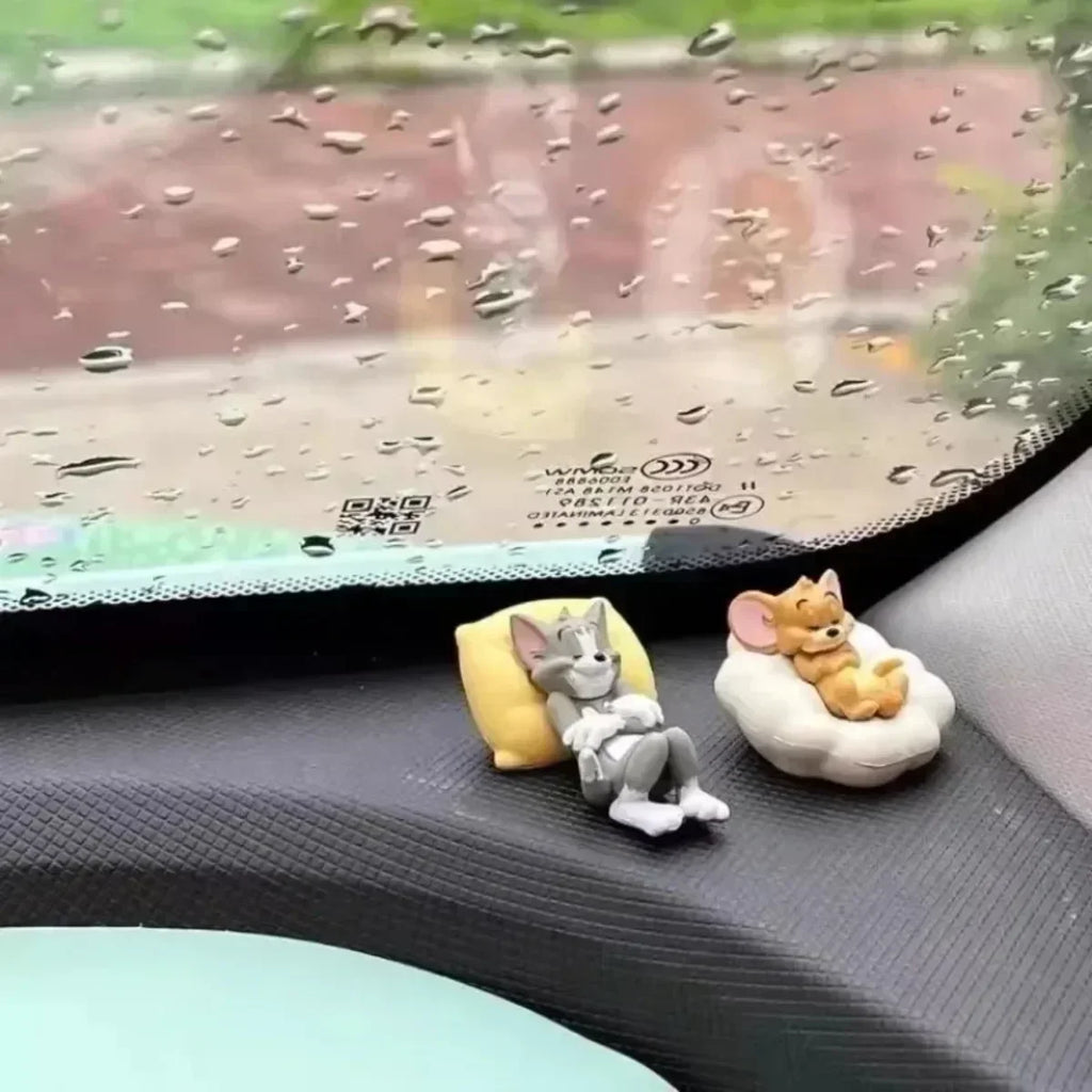 Tom & Jerry Cartoon Desk Figurines – Cute Cat & Mouse Ornaments for Home, Office, Car Decor & Collectible Display