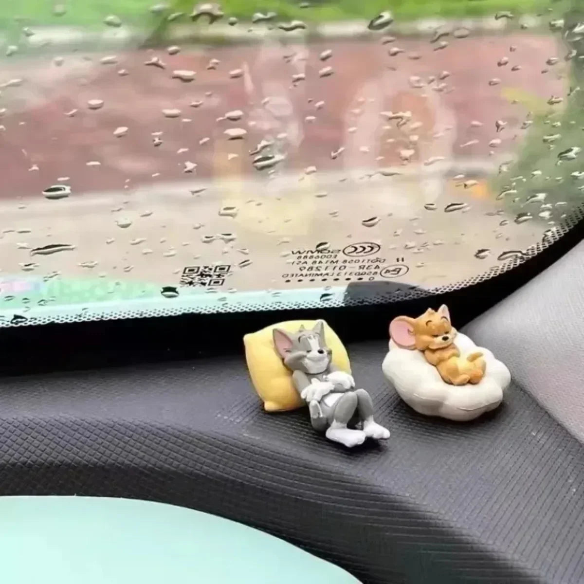 Tom & Jerry Cartoon Desk Figurines – Cute Cat & Mouse Ornaments for Home, Office, Car Decor & Collectible Display