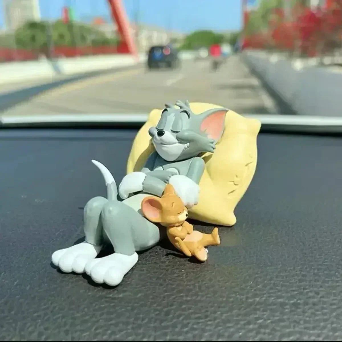 Tom & Jerry Cartoon Desk Figurines – Cute Cat & Mouse Ornaments for Home, Office, Car Decor & Collectible Display