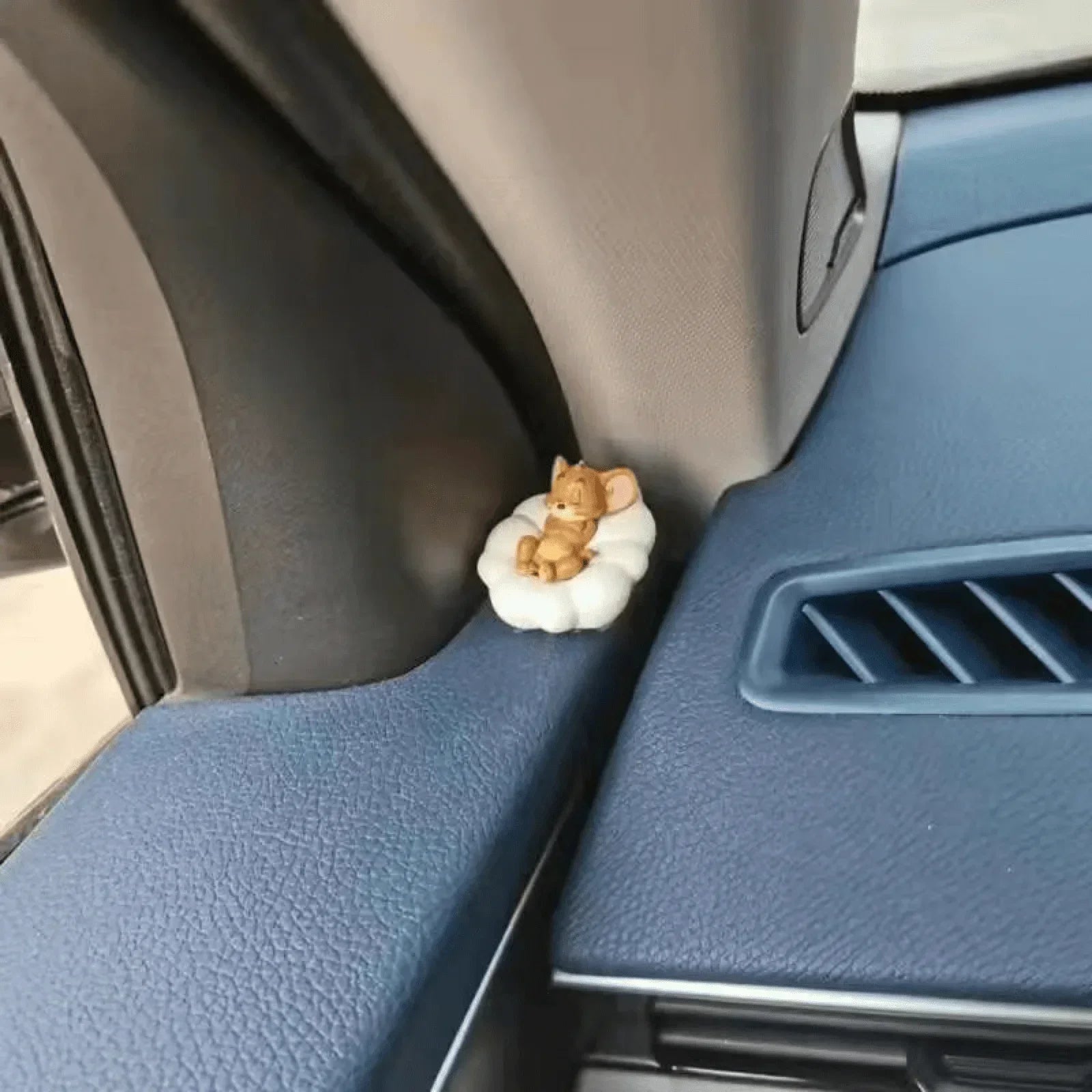 Tom & Jerry Cartoon Desk Figurines – Cute Cat & Mouse Ornaments for Home, Office, Car Decor & Collectible Display